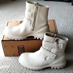 Ecco off white leather boots. Size 7/5.
